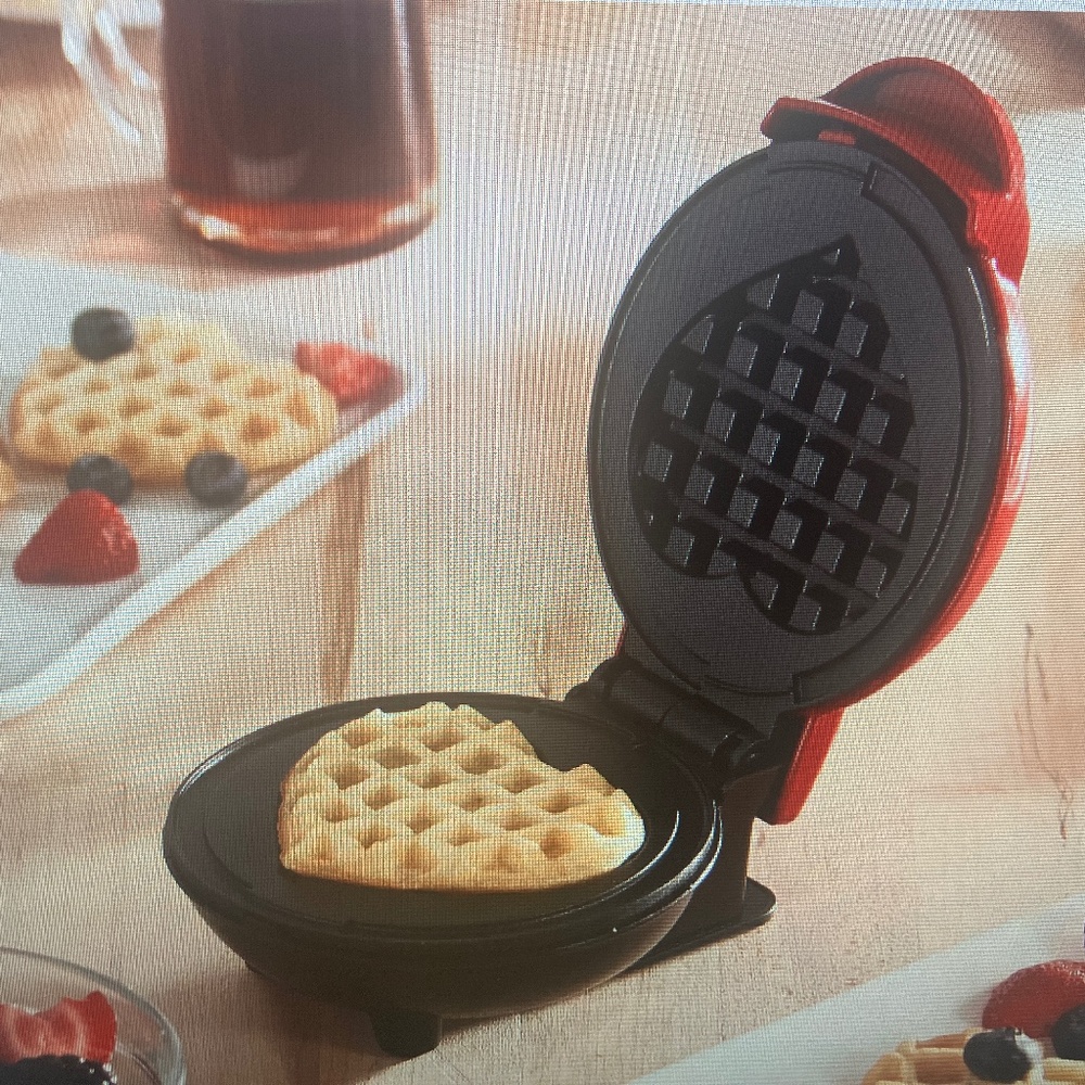 NWOT! ❤️ DASH Mini Heart ❤️ Waffle Maker! - Picture 4 of 14
